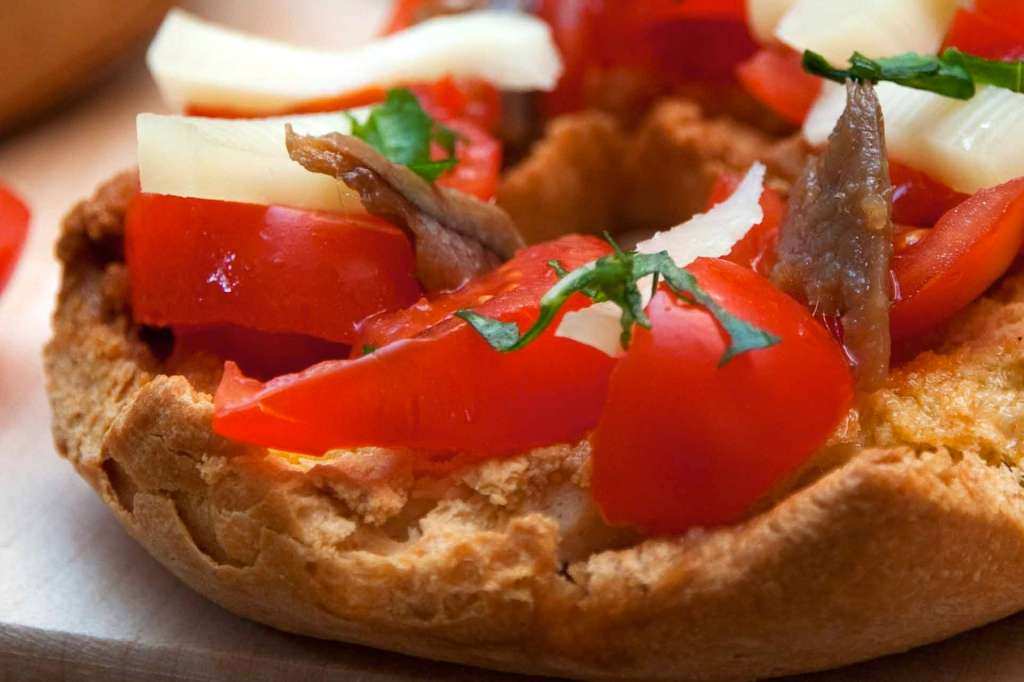 Cucina povera, cucina prelibata. La fresella con il pomodoro