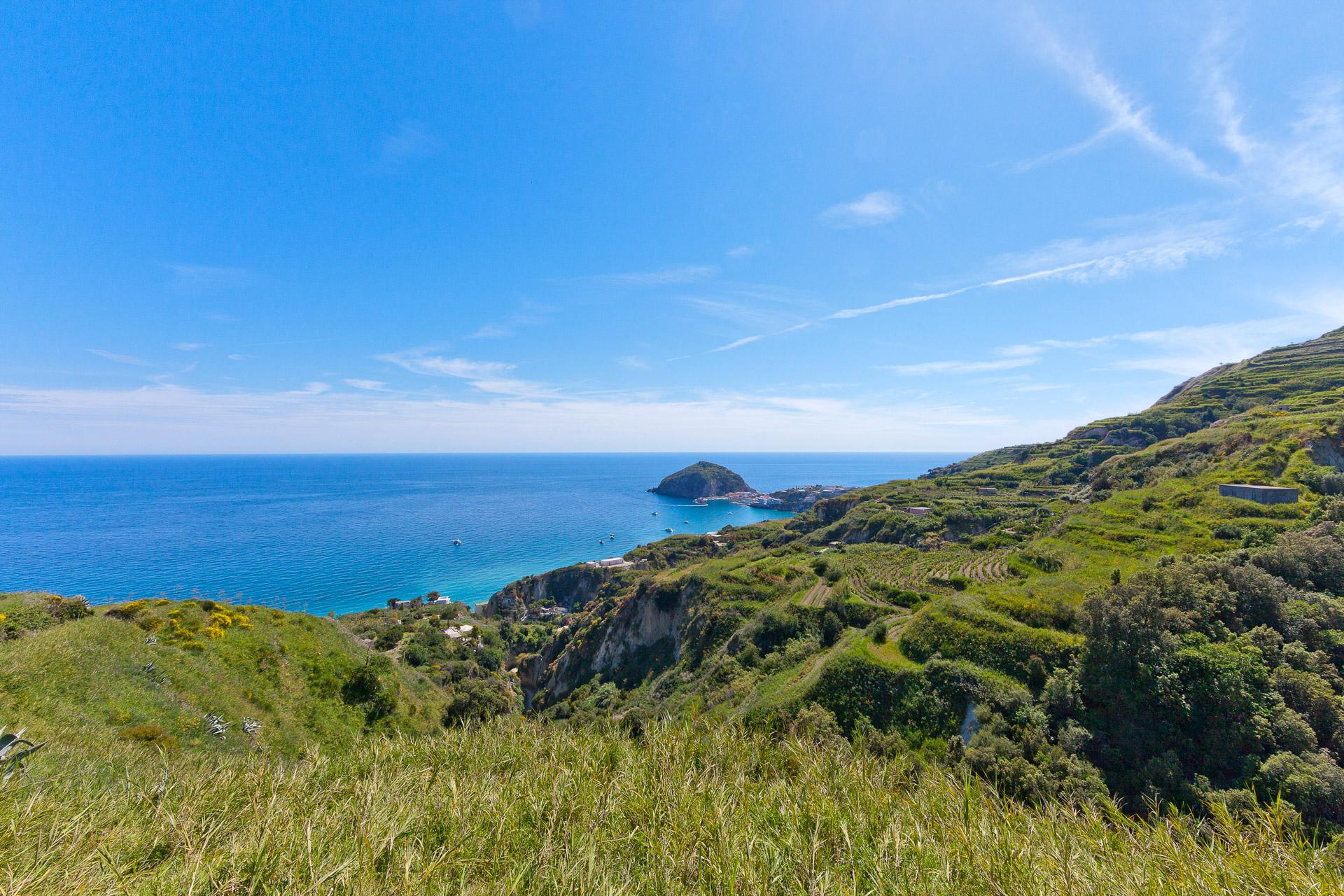 Da Serrara Fontana a Sant’Angelo, tra micro-canyon e prati verdi