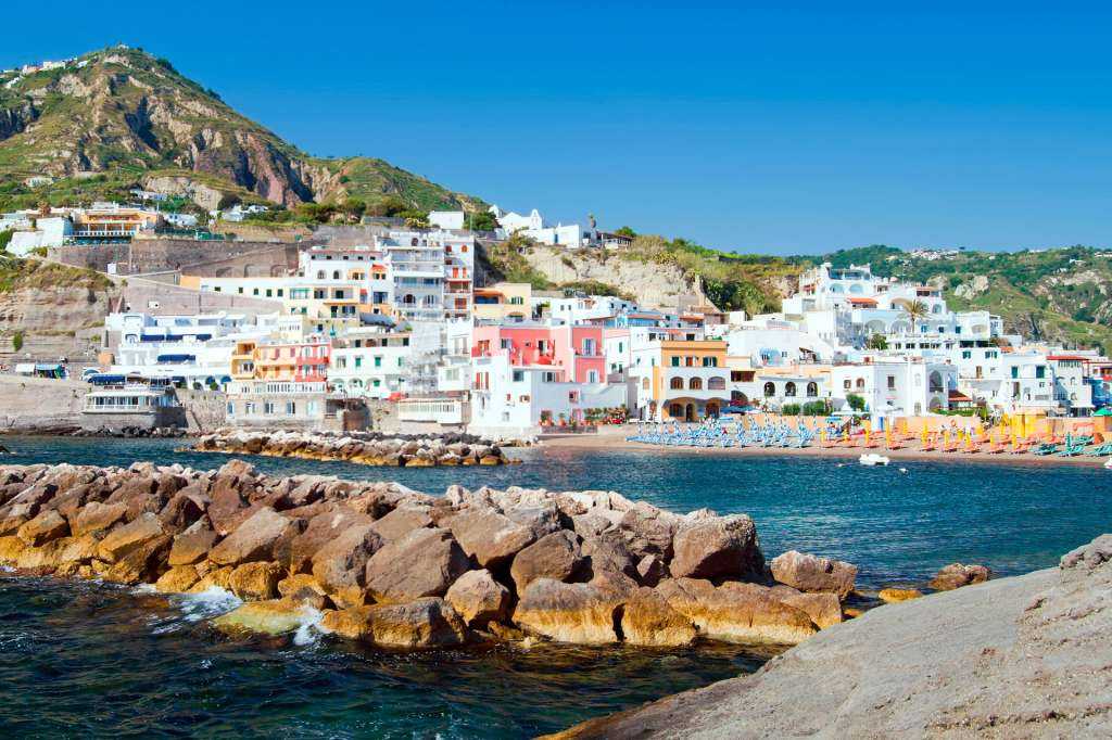 Giugno ad Ischia, giorni di sole e notti di luna nell’isola del benessere