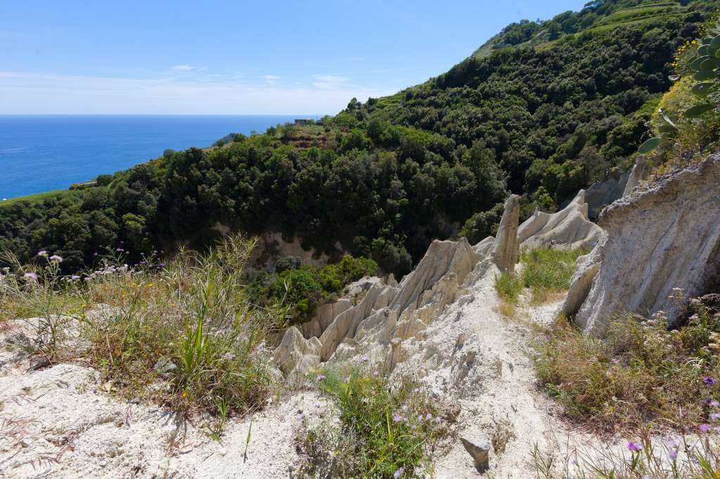 I pizzi bianchi di Serrara Fontana. Sculture scolpite dal vento