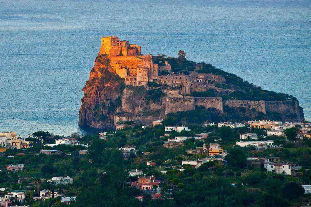 Il Castello Aragonese di Ischia. Un capriccio della natura, uno scrigno di storia.