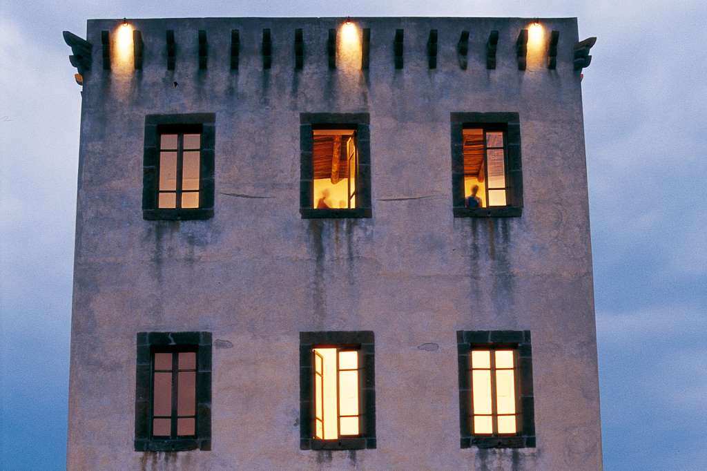 La Torre di Guevara un edificio storico in equilibrio tra Rinascimento e natura