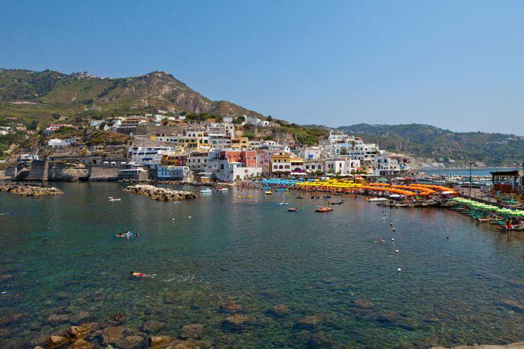 Sant’Angelo: una spiaggia esclusiva tra lusso e natura
